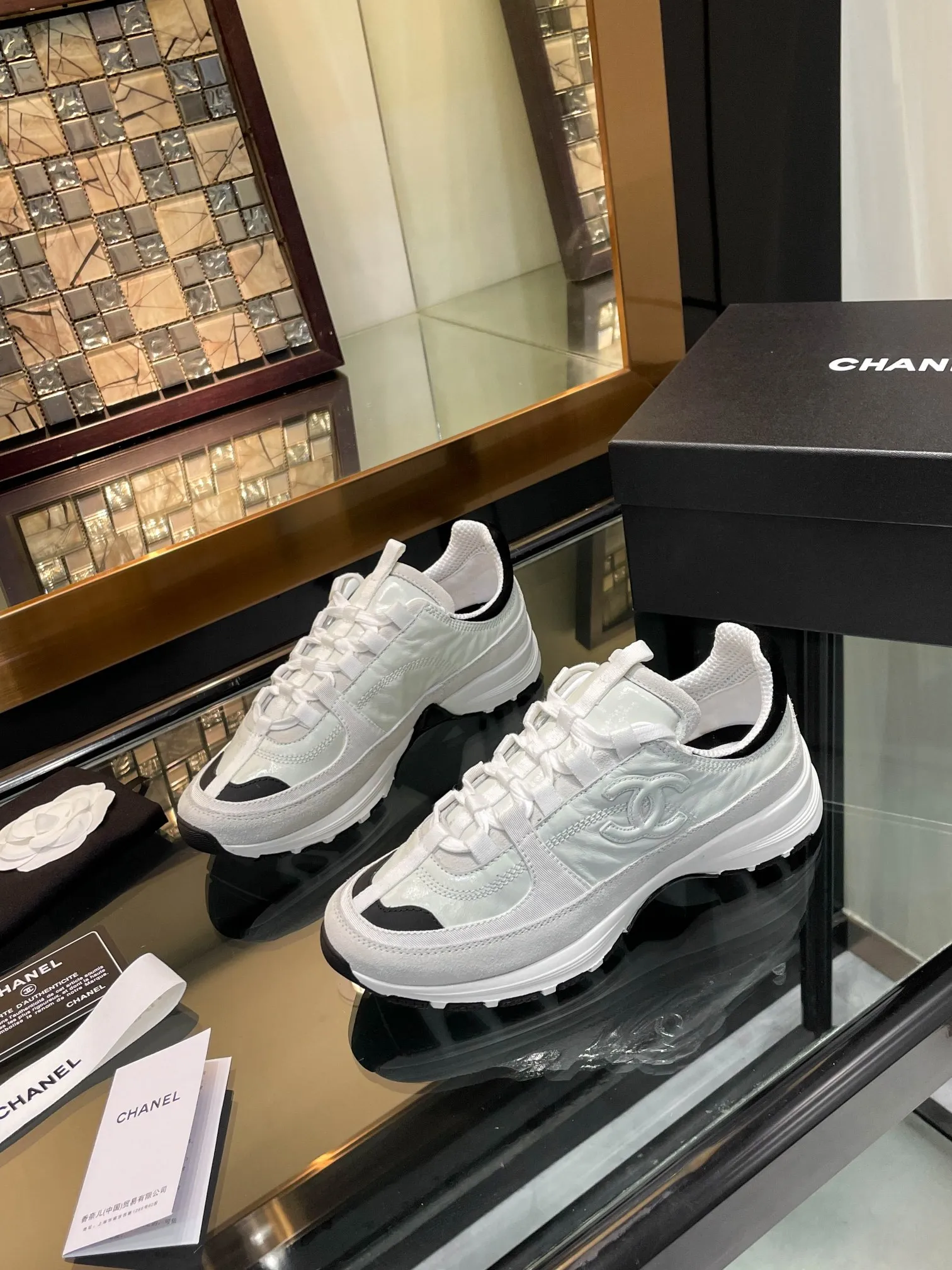 👟👟Ex-factory price 580👟👟 Chanel Chanel 25SS latest white shoes, casual sports shoes, skate shoes, original purchase, development and production, Xiaoxiang C Home counter is another super hot model, loved by Internet celebrity bloggers and ladies, various praises on social platforms, super popular, high quality, breathable, super spring and summer, seeing this issue can always arouse the inner desire of girls for fashion. The latest calfskin material Classic black and white color scheme, fashionable on the feet and easy to care for #Material: Original customized imported cowhide material #Inner lining: Customized soft sheepskin lining #Sole: Original molded TPU non-slip outsole #Sole thickness: 2.5CM Size: 35-40